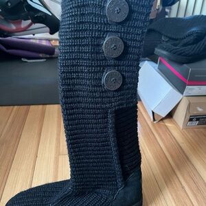 Black knit Uggs, size 10.